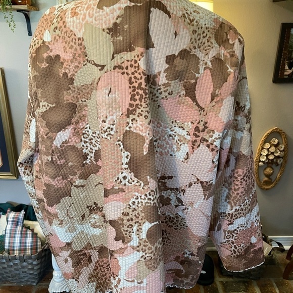 Alfred Dunner reversible lightweight mandarin collar blazer in pink & tan print. - Picture 5 of 8